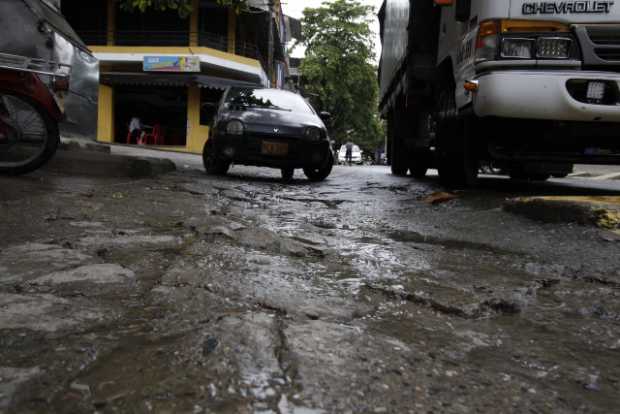 Se evidencia un deterioro significativo en la calle principal de Arauca. 