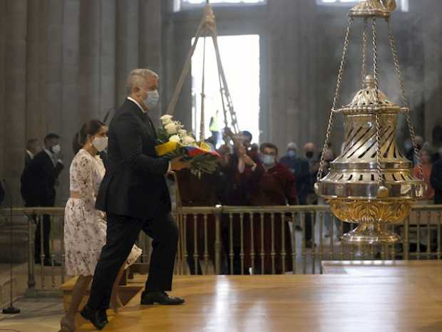  El presidente de Colombia, Iván Duque, acompañado por su esposa María Juliana Ruiz realizan una ofrenda al Apóstol Santiago, en