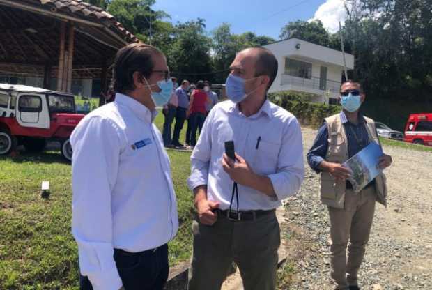 El ministro de Agricultura, Rodolfo Zea, junto con el alcalde de Anserma, Alejandro Londoño, durante su visita al municipio.
