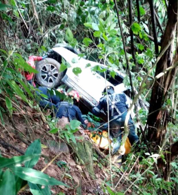 Un lesionado en accidente de un camioneta que rodó por una ladera en la Quiera de Vélez
