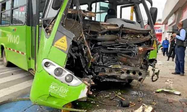 Así quedó el bus tras chocar con la camioneta en la que se movilizaba Freddy Rincón junto a tres personas más. El conductor del 