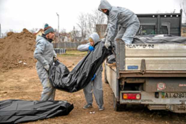 Foto|Efe|LA PATRIA   La invasión rusa a Ucrania se inició el 24 de febrero. Autoridades forenses recogen cadáveres envueltos en 