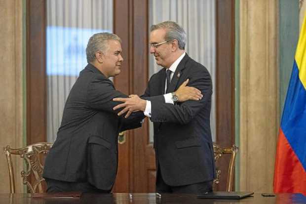 Foto | EFE | LA PATRIA    El presidente de Colombia, Iván Duque y su homólogo dominicano, Luis Abinader, intercambiaron condecor