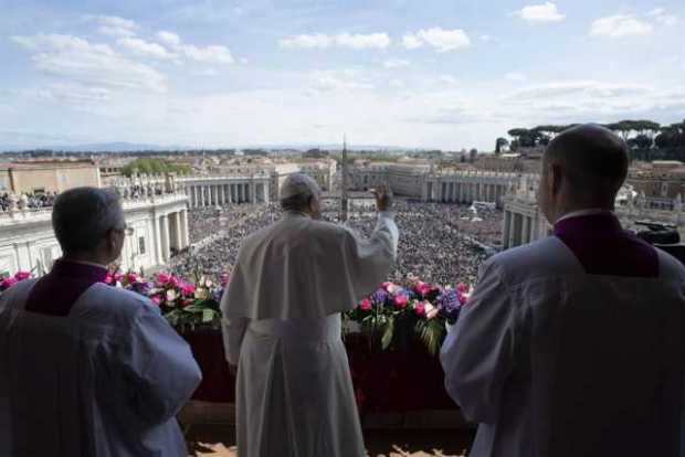 Una imagen proporcionada por la Oficina de Prensa de Medios del Vaticano muestra al Papa Francisco durante la Misa de Pascua y l