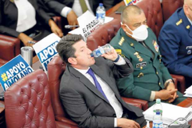 El ministro de Defensa, Diego Molano, estuvo acompañado por integrantes de la cúpula militar en la sesión plenaria de la Cámara 