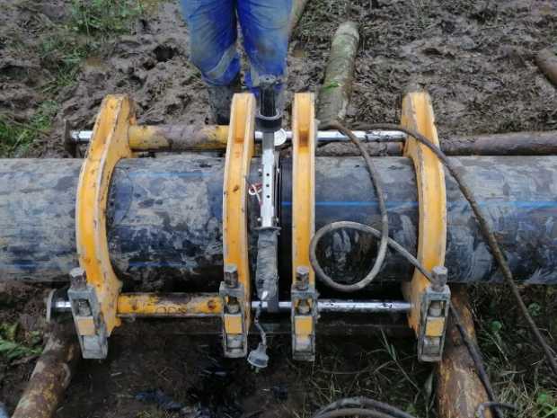 Obreros trabajan en reparar daño de acueducto en Chinchiná: cortes de agua llevan una semana