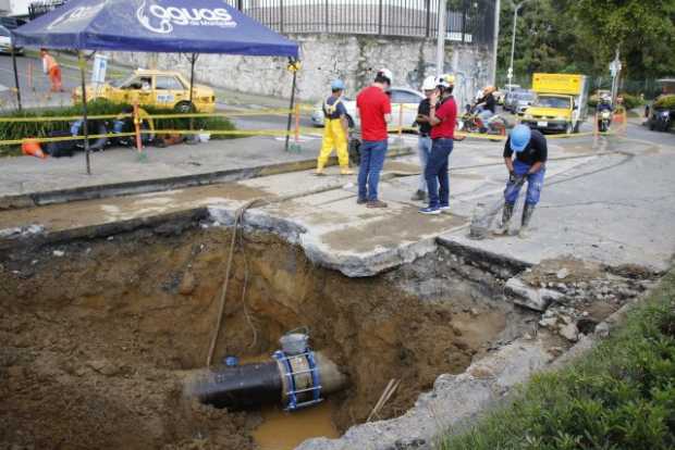 Aguas de Manizales repara daño en tubería ubicada en la Av. Paralela con calle 56