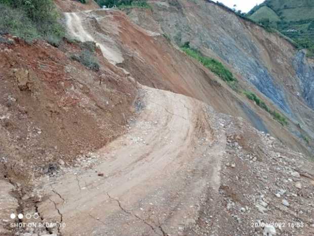 Máquina de oruga trabajará en El Brillante (Pácora)