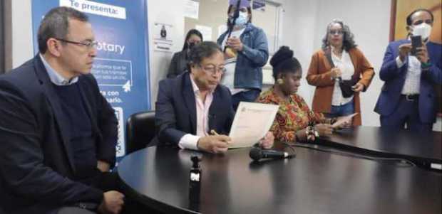 Gustavo Petro firma ante notario que no expropiará si gobierna Colombia Gustavo Petro firma ante notario que no expropiará si gobierna Colombia