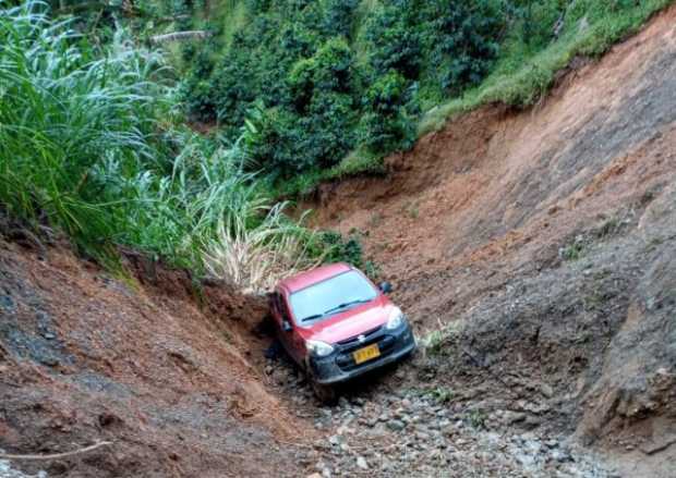 Carro rueda por La Gabriela, entre Pácora y Aguadas