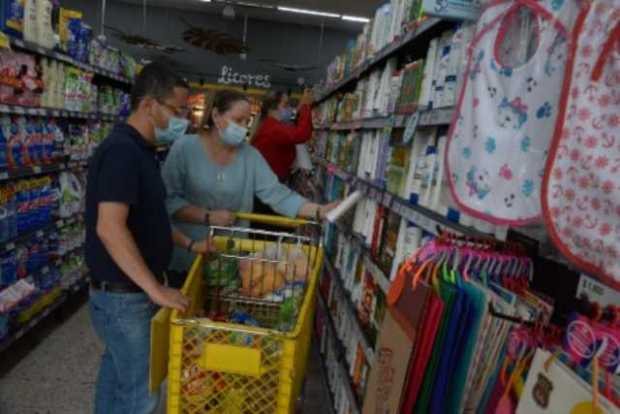 Foto | Freddy Arango | LA PATRIA  Francy Corrales merca en un almacén de Manizales. Dice que el mercado mensual ha subido un 42%
