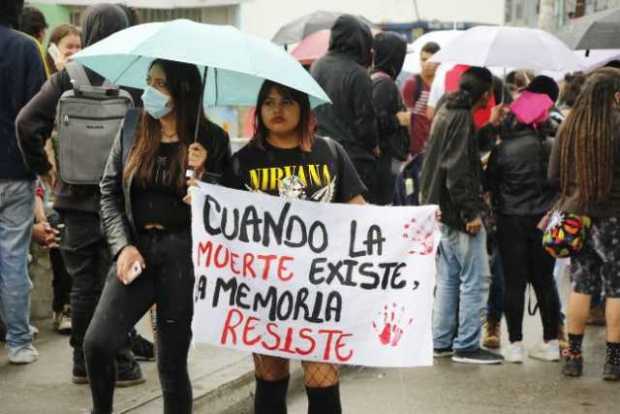  Durante la marcha de las 2:00 p.m. pudo apreciarse la presencia de encapuchados, que manifestaron utilizarla por cuestiones de 