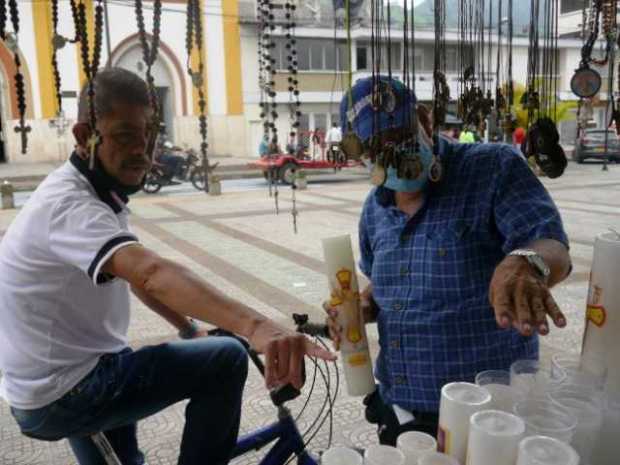 Foto/Julián García/LA PATRIA  Varios comerciantes informales aprovecharon la época de Semana Santa para volver a vender sus artí