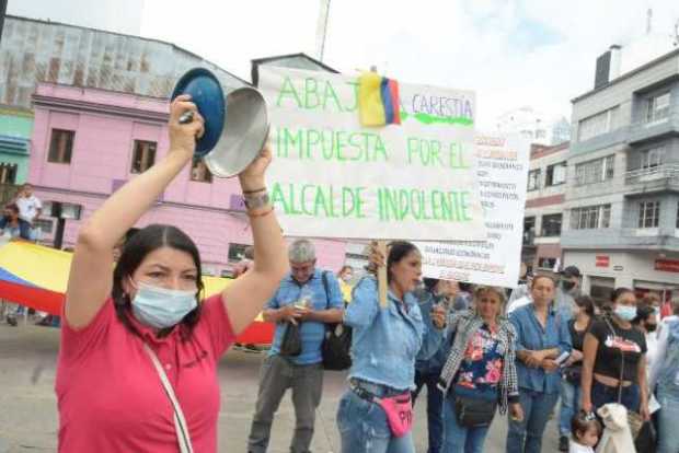 --P1  Foto | Freddy Arango | LA PATRIA  Las protestantes gritaron arengas, con pitos pancartas y taparon la vía.