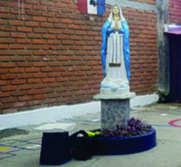 La virgen y el pedestal que la sostuvo durante décadas.