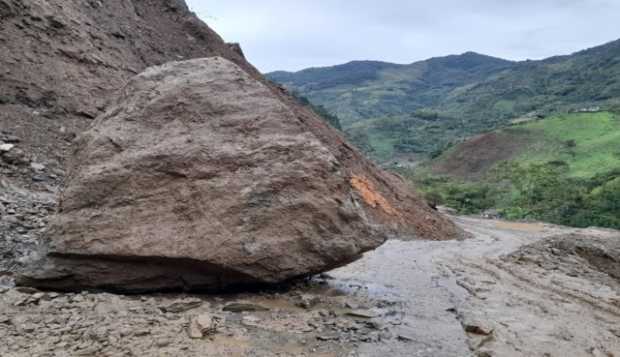 Retiran roca en Buenavista, vía entre Manzanares y Petaqueros