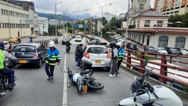 Accidente de tránsito y vehículo varado generan congestión en el puente elevado de la U. Autónoma de Manizales
