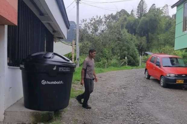 Instalan tanques de abastecimiento de agua en Villamaría