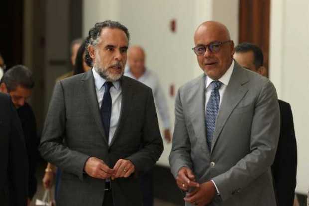 El presidente de la Asamblea Nacional de Venezuela, Jorge Rodríguez Gómez (d), camina junto al nuevo embajador de Colombia en Ve