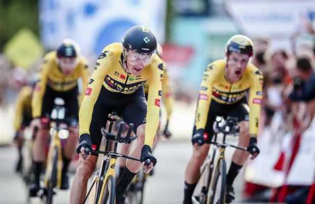 El equipo Jumbo-Visma cruza la línea de meta durante la primera etapa de la 77.ª carrera ciclista La Vuelta, una contrarreloj po