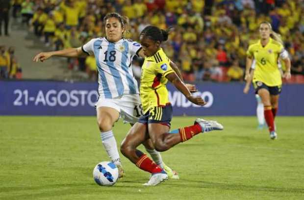 Linda Caicedo (c) disputa un balón con Gabriela Chávez de Argentina durante el partido semifinal de la Copa América Femenina. 