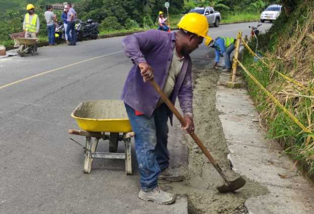 La conducción de agua se realiza a un costado de la vía.