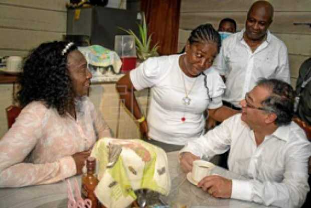 Fotografía cedida por la Presidencia de Colombia de Gustavo Petro durante su visita a la casa de la señora Genoveva, vendedora d