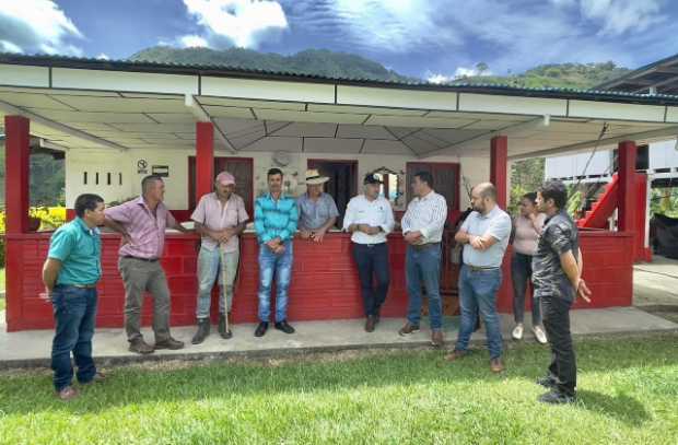 La visita de la comisión de la Alcaldía de Manzanares a la vereda San Miguel de Pensilvania.