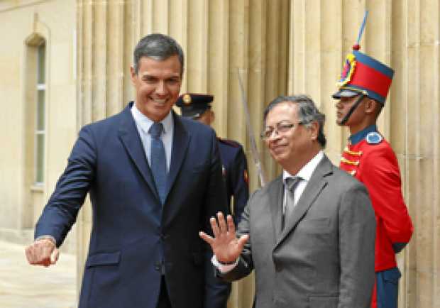 El presidente del gobierno de España, Pedro Sánchez, junto al mandatario de Colombia, Gustavo Petro, ambos mostraron su buen sin