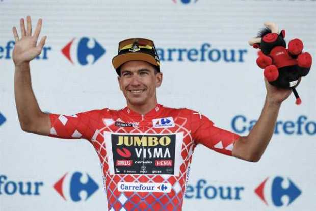 El corredor italiano Edoardo Affini, del equipo Jumbo-Visma, en el podio como líder de la clasificación general tras la tercera 