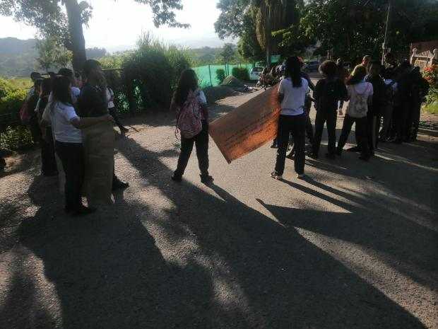 Fotos Cortesía para LA PATRIA  Estudiantes de zona rural del municipio de Risaralda protestaron ayer en la vía, sector de Cambia