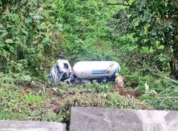 Camión cisterna rodó 100 metros por ladera en la salida de Manizales Camión cisterna rodó 100 metros por ladera en la salida de Manizales