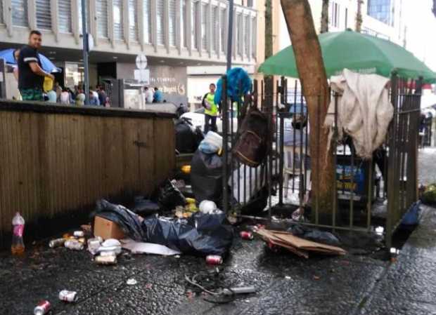 La basura regada en las afueras de la iglesia.