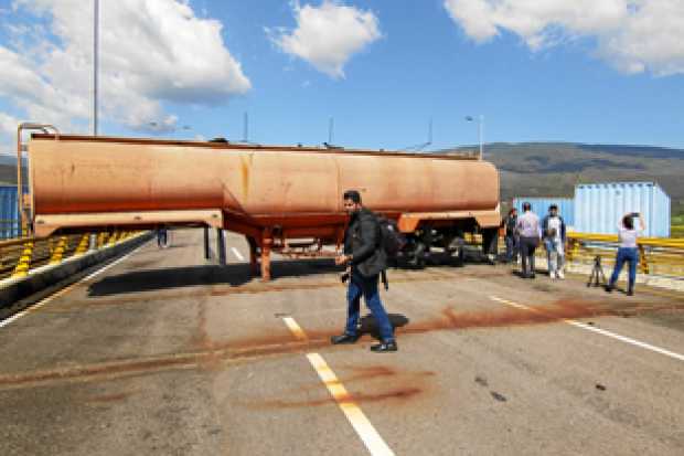 FOTO /EFE/ LA PATRIA    Contenedores bloquean el Puente Internacional de Tienditas que conecta el estado Táchira (Venezuela) con