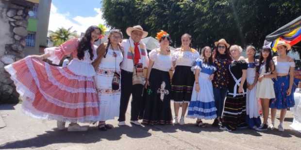 Los estudiantes usaron trajes típicos de la región.