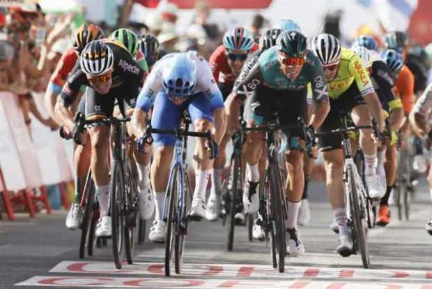 El ciclista australiano Kaden Groves (c), del equipo BikeExchange-Jayco, se proclama vencedor de la undécima etapa de la Vuelta 
