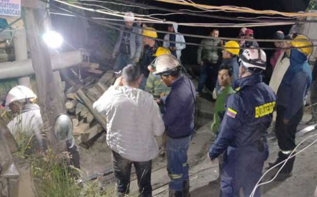Rescatan con vida a los nueve trabajadores atrapados en una mina de Cundinamarca