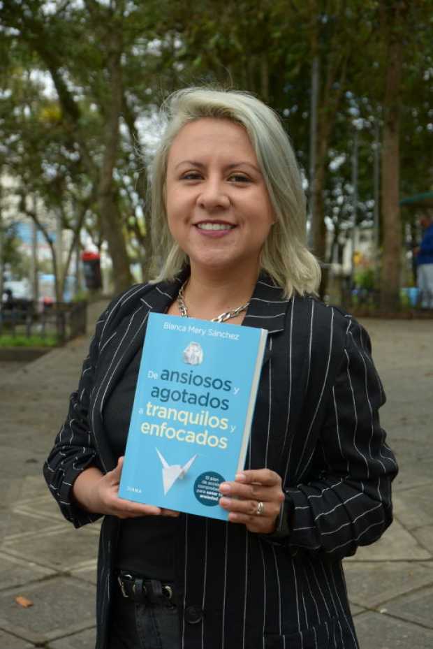 Blanca Mery Sánchez Gómez muestra su libro que podrá conseguir en las librerías de la ciudad