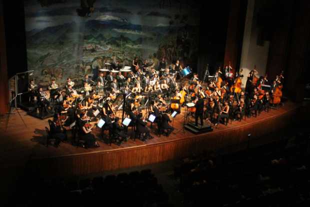 Los músicos dirigidos por el maestro Leonardo Marulanda durante la presentación de anoche.