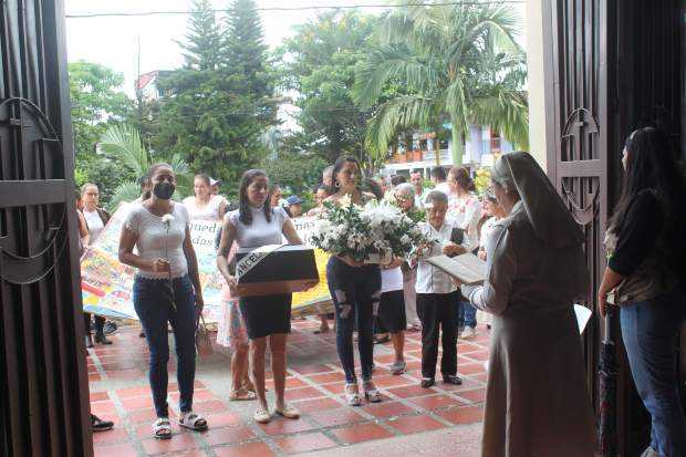 Fotos |Unidad | LA PATRIA La entrega digna contó con el apoyo de las organizaciones sociedad civil Equitas, Cedat y Fundecos.