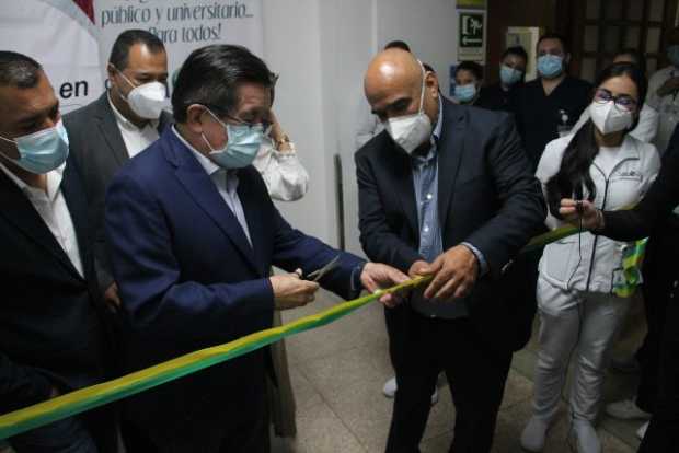 El ministro Fernando Ruiz Gómez durante la visita al Hospital Santa Sofía.