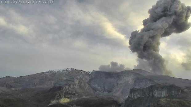 Emisión de ceniza del Volcán del Ruiz alcanzó los 3.200 metros de altura 