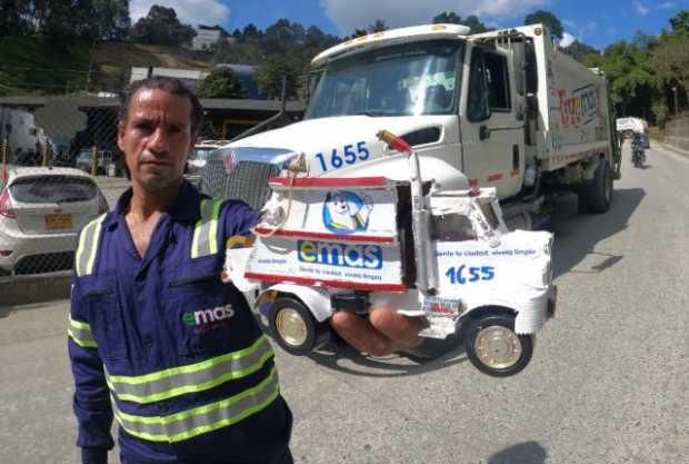 José Rubiel Aguirre, operario de Emas, transforma reciclaje en arte