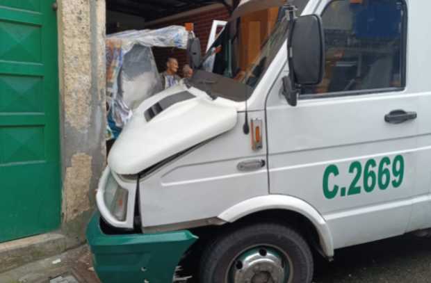 Accidente de colectivo de Serviturismo deja cinco lesionados en el centro de Manizales Accidente de colectivo de Serviturismo deja cinco lesionados en el centro de Manizales