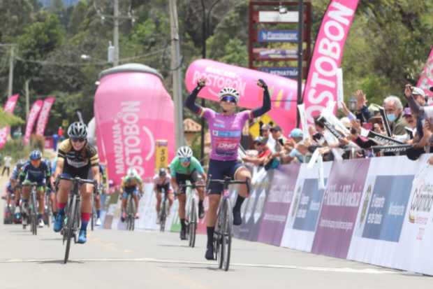 Diana Carolina Peñuela levanta los brazos al ganar la segunda etapa de la Vuelta a Colombia Femenina y consolidar su dominio en 