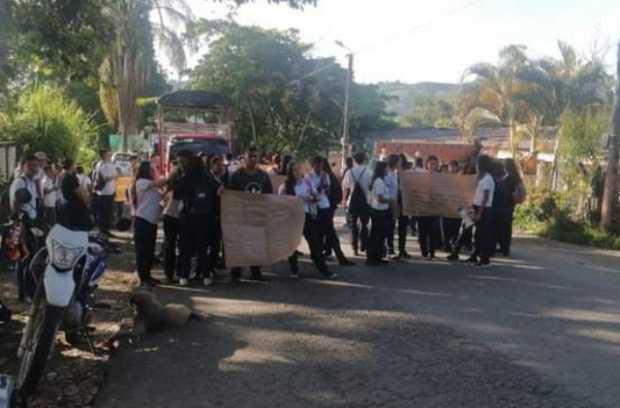 Estudiantes en Risaralda (Caldas) protestan por falta de transporte escolar