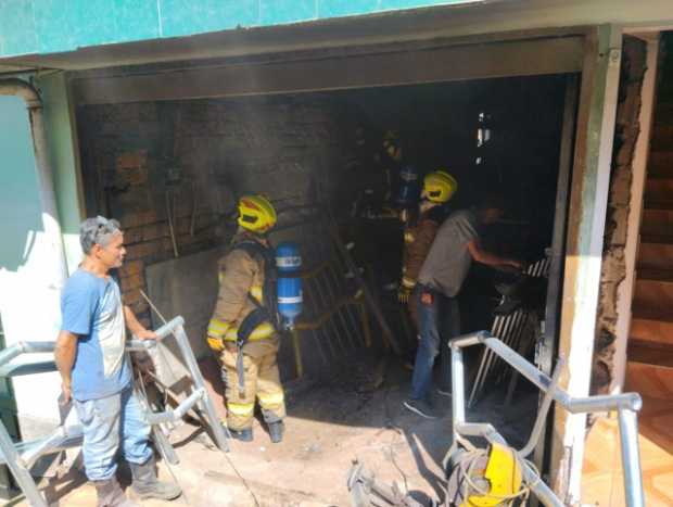 Trabajadores y bomberos controlaron incendio en el barrio Cervantes 