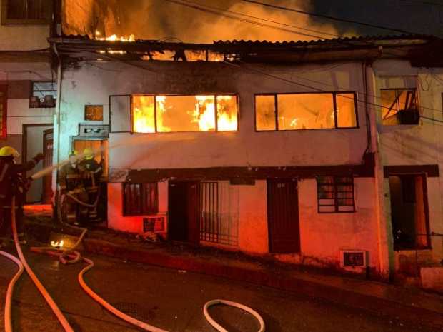 Bomberos de Manizales controlan incendio a un costado del ICBF 