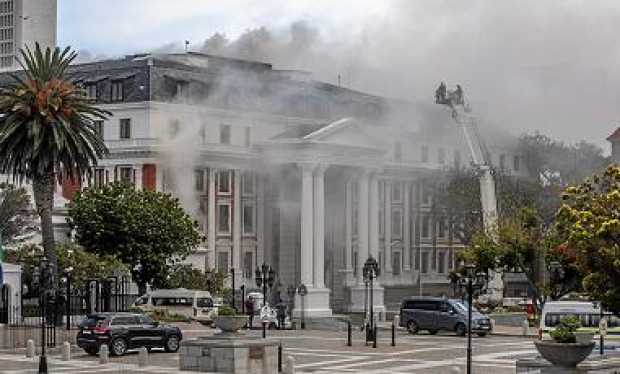 Incendio consume parte del Parlamento de Sudáfrica