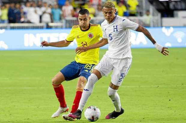 El jugador Daniel Giraldo de Colombia (izquierda) mientras disputaba el balón con Kervin Arriaga de Honduras (derecha) durante e